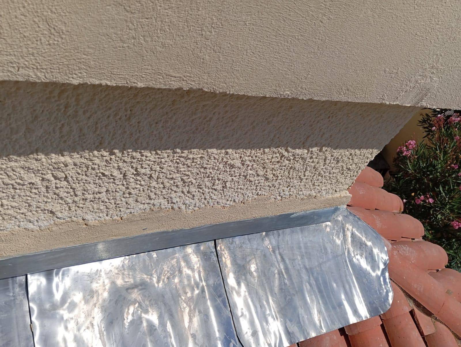 Pose de solin en plomb sur une toiture traditionnelle à Agde pour garantir l’étanchéité