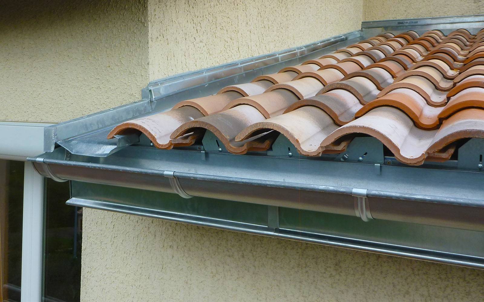 Entretien des gouttières à Montpellier pour prévenir les problèmes d’humidité