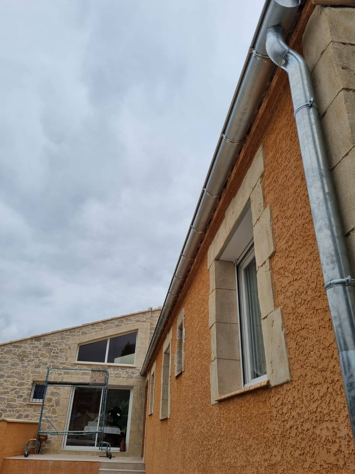 Création de gouttières et descentes en zinc : l'expertise de nos couvreurs zingueurs à Béziers dans l'Hérault