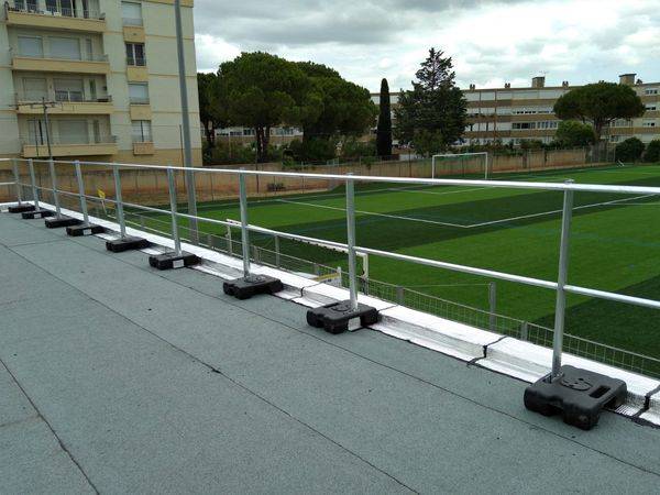 Sécurité sur les toits industriels dans l'Hérault : priorité à la protection avec ADS Toitures