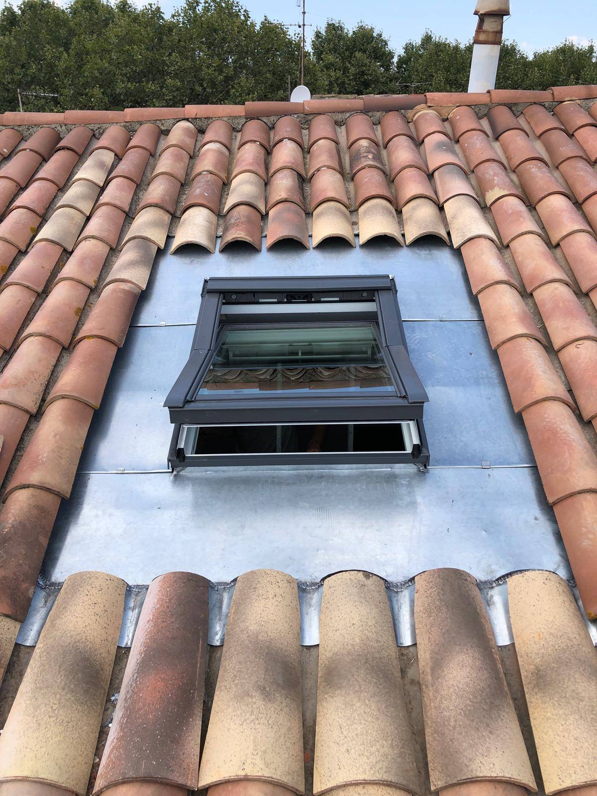 Pose d’un velux à Beziers avec entourage en zinc pour un meilleure luminosité dans l’habitat