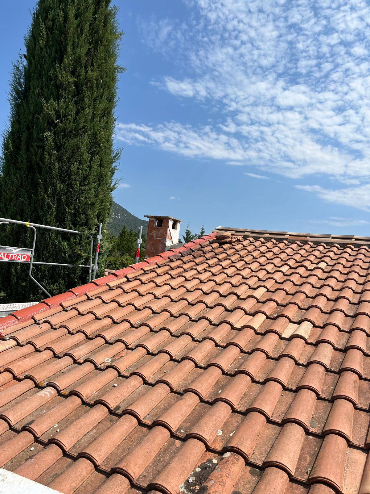 Réparation et rénovation de toiture à Montpellier, tuiles cassée, fuites et entretien de toit.