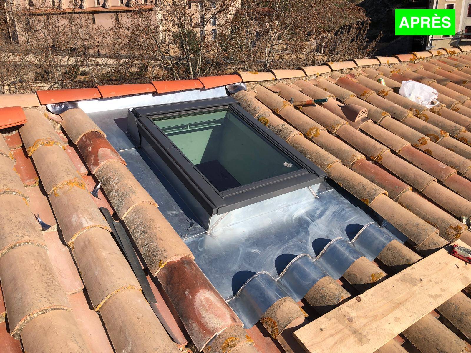 Couvreur à Béziers - nettoyage des chéneaux et remplacement de deux velux.