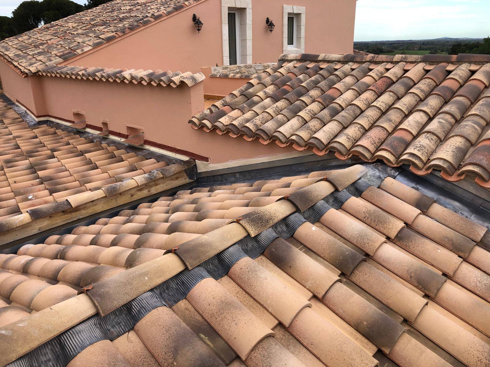 Refection de toiture, gouttière en zinc et isolation en laine de verre à Béziers
