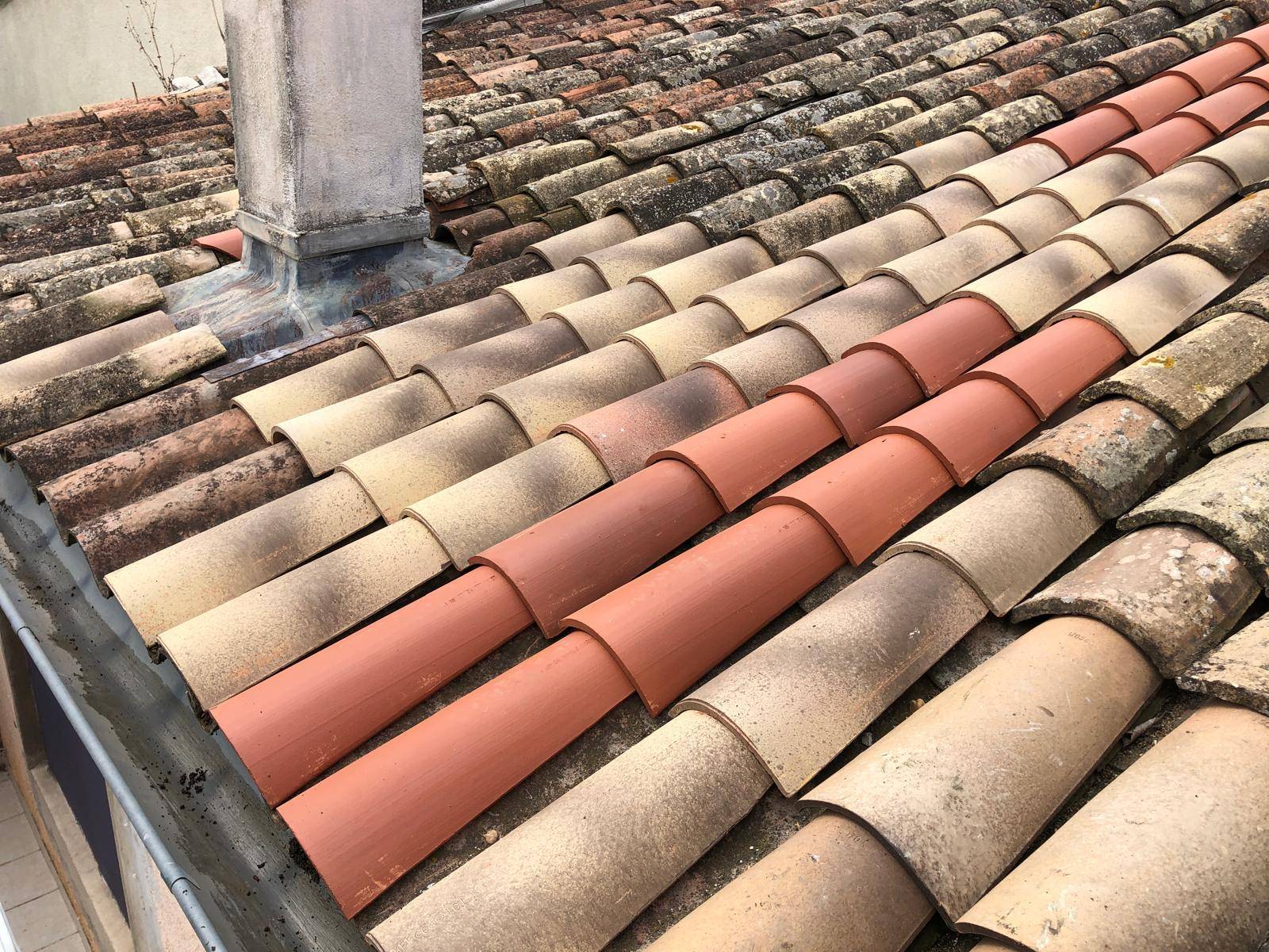 Réparation de toiture en tuile traditionnelle, toiture industrielle ou toit terrasse à Clermont l’Hérault.