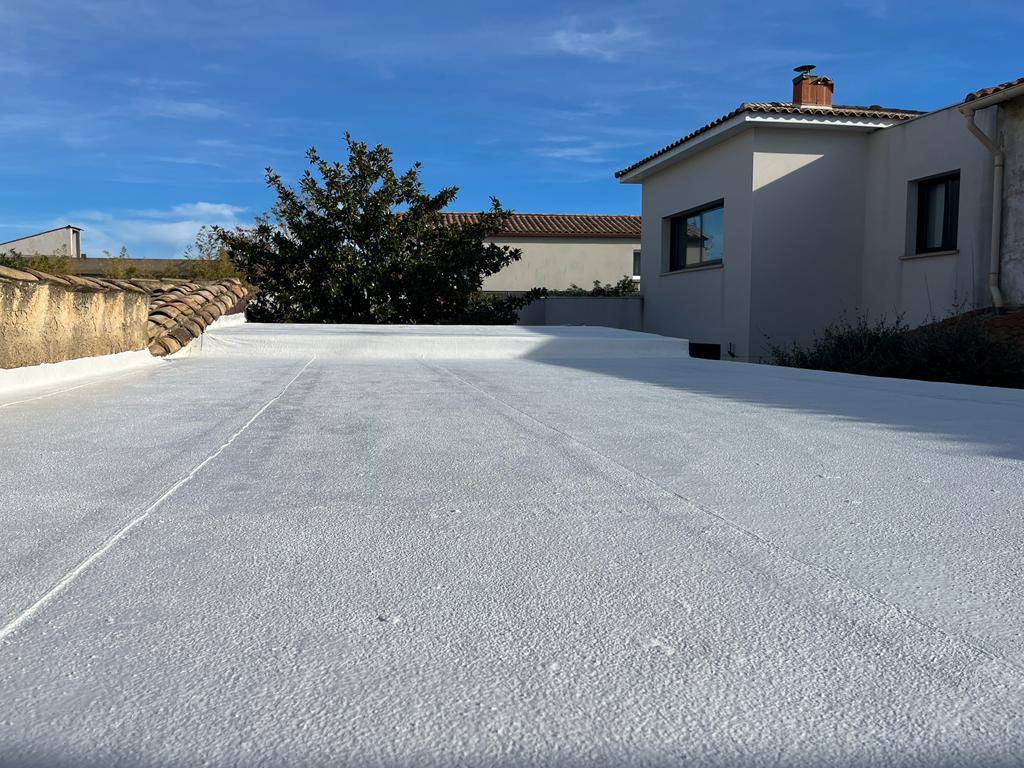 Peinture réflective et réfléchissante pour toiture industrielle et toit terrasse, une solution économique et écologique à Frontignan dans l’Hérault