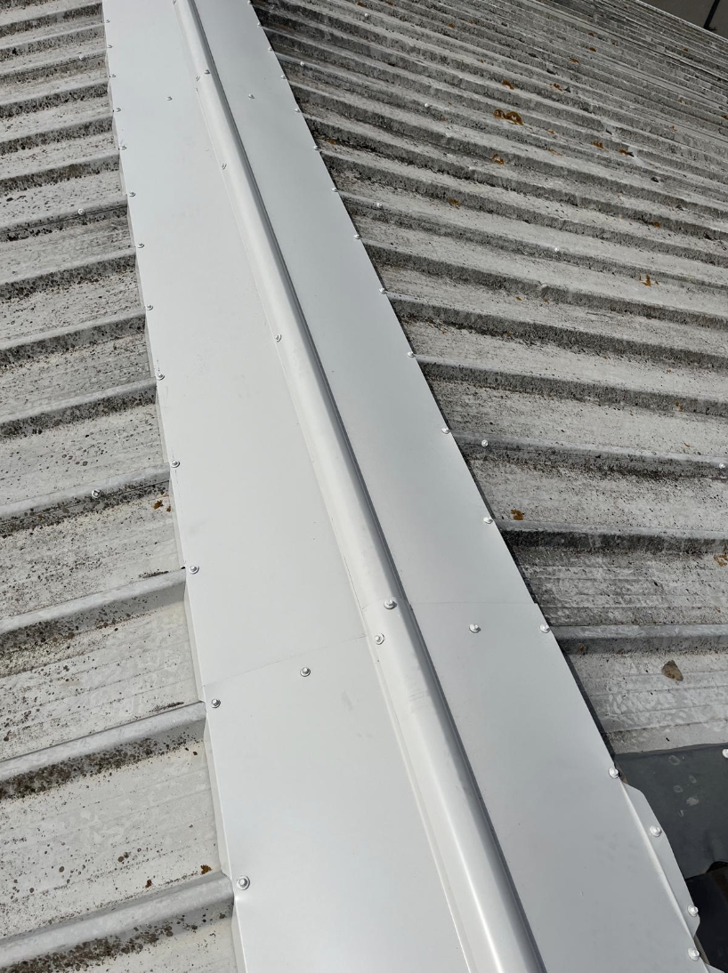 Remplacement d’un faitage sur une toiture industrielle à Montpellier, Hérault 34