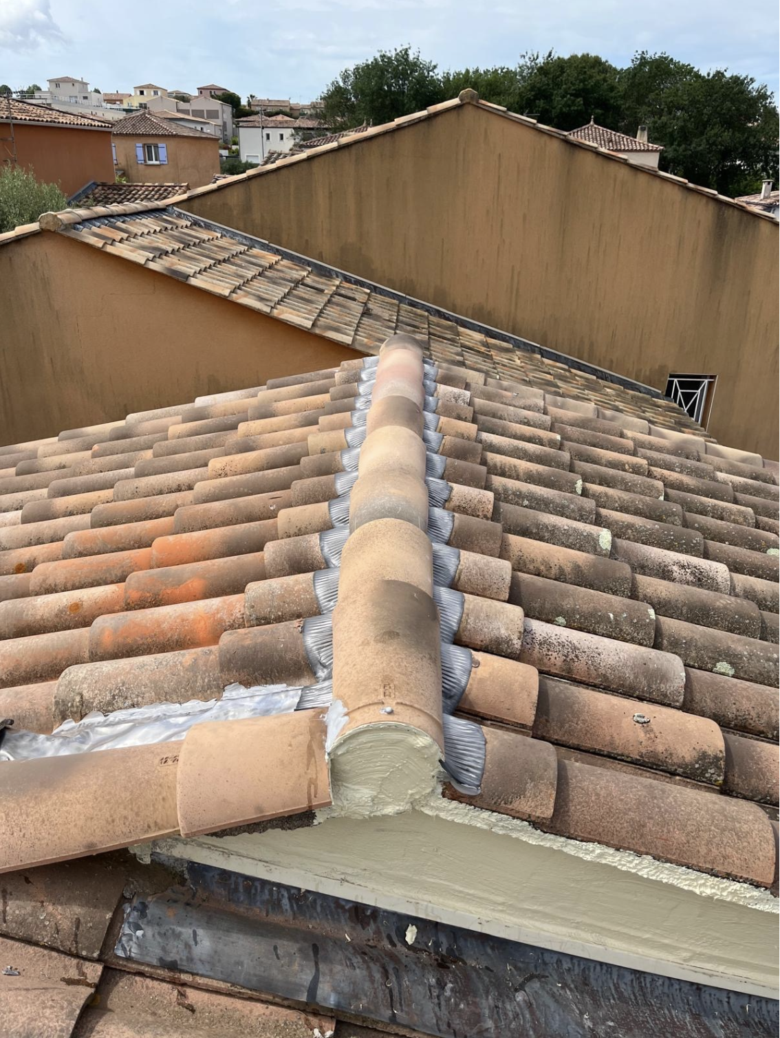 Réfection et réparation d’un faitage sur toiture traditionnelle à Gigean dans l’Hérault