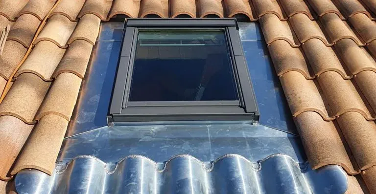 ADS TOITURES : Expert en pose et remplacement de fenêtre de toit à Sète et sa région