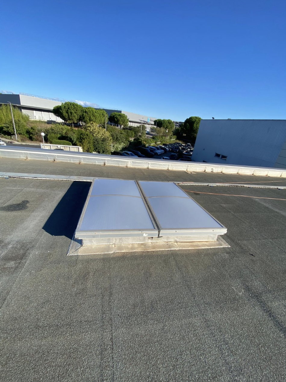 Remplacement de polycarbonates de lanterneaux sur toit plat à Montpellier dans l’Hérault