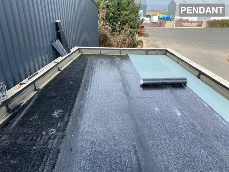 Réfection complète de l'étanchéité d'une toiture de garage : pose de couvertines et création d'une évacuation d'eau pluviale