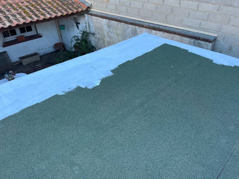 travaux et réparation de toiture, peinture reflective sur toit terrasse près de Sète et dans l'hérault