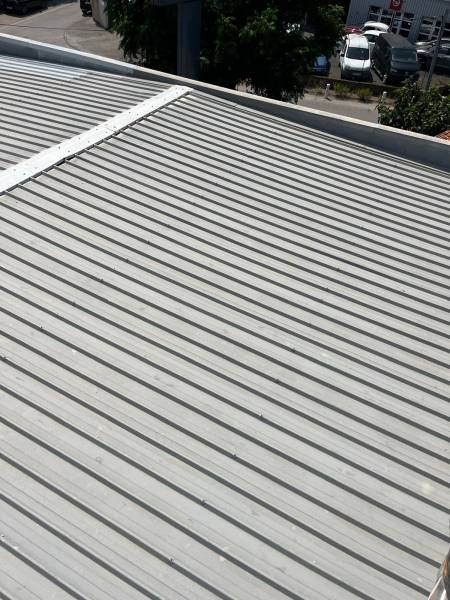 Bac acier pour une toiture industrielle à Montpellier et dans l’Hérault