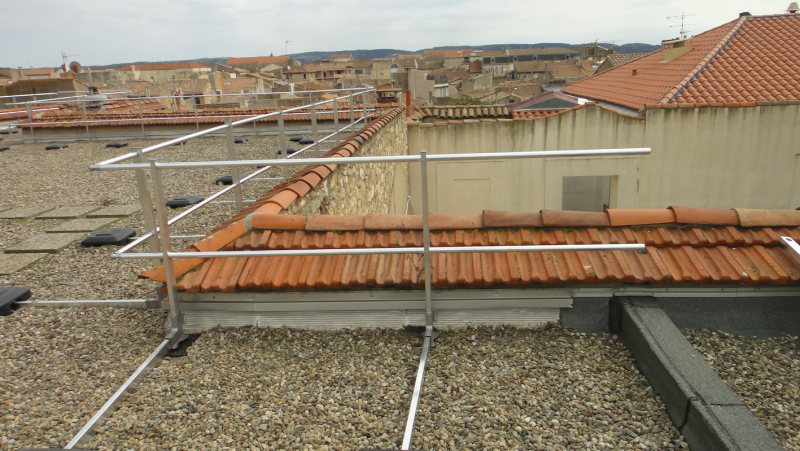 mise en place de systèmes de protection collective et individuelle adaptés aux toitureségale  Le Code du travail impose aux employeurs de protéger leurs salariés contre les risques de chute en hauteur. La mise en conformité n’est pas une option mais une o