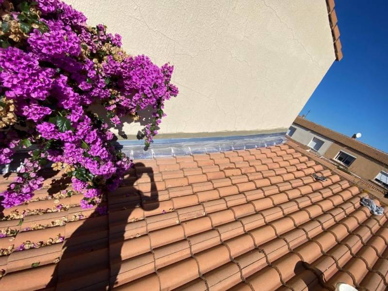 Réfection du solin et changement pour du plomb sur toiture avec tuiles traditionnelles à Mèze dans l’Hérault