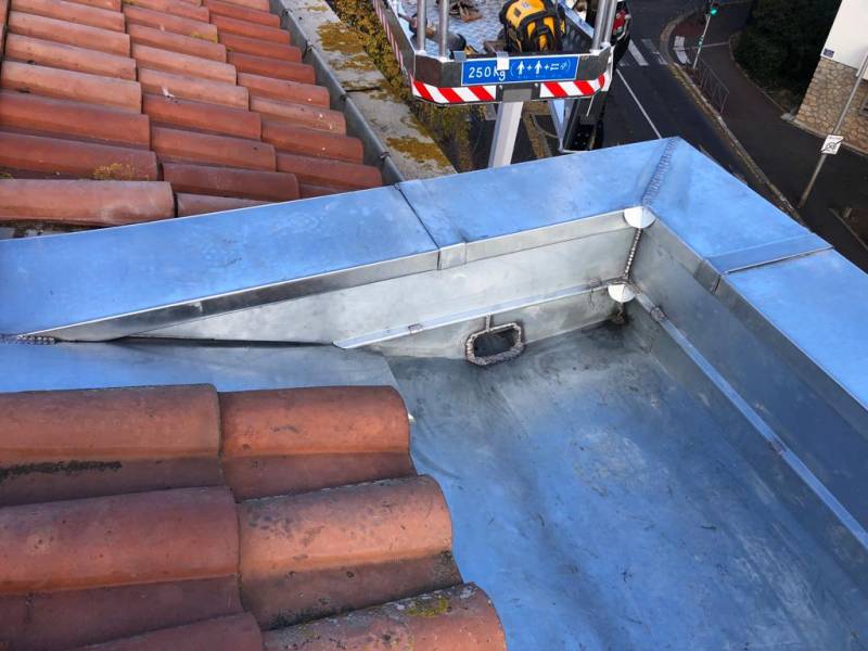 Réfection du chéneau façonné en zinc, travaux sur une toiture traditionnelle à Béziers dans l’Hérault